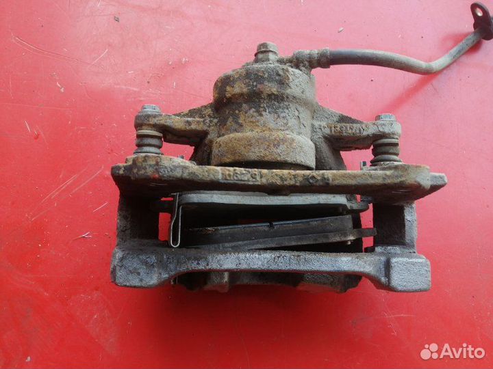 Суппорт тормозной передний правый Toyota Avensis