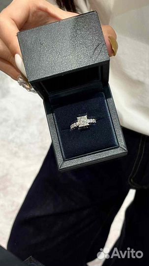 Золотое кольцо с бриллиантами дорожка