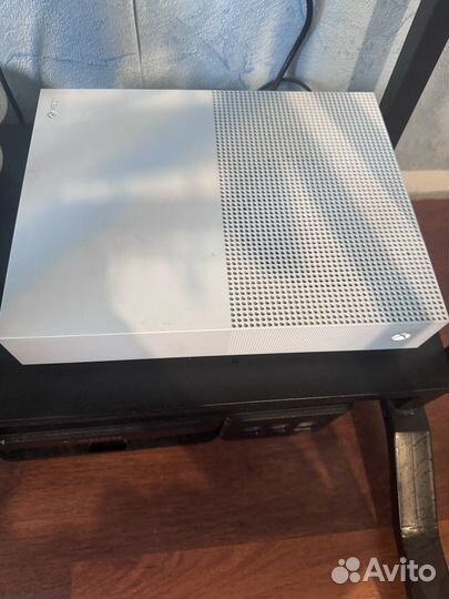 Xbox One s 2 геймпада 1tb