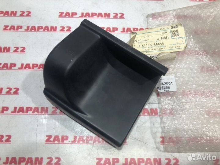 Накладка порога передняя правая Toyota Land