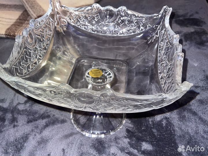 Ваза для фруктов на ножке