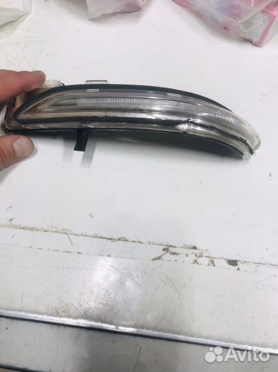 Плвтлритель поворота на зеркало kia optima