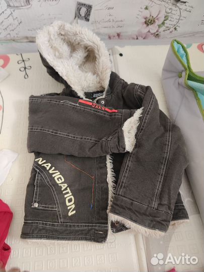 Куртка, свитер, пакет вещей