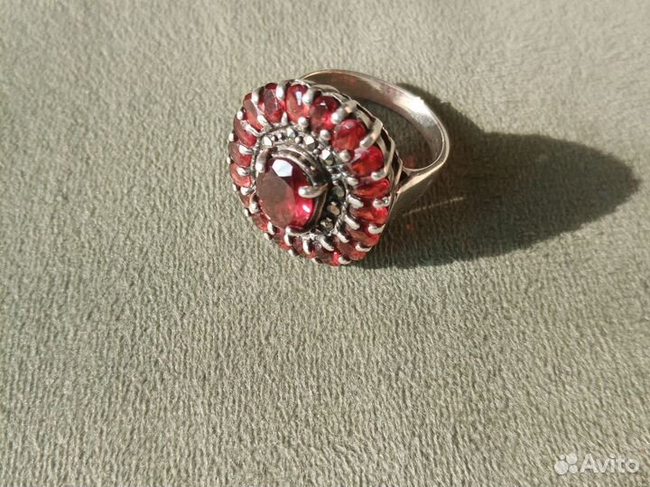 Кольцо с гранатом