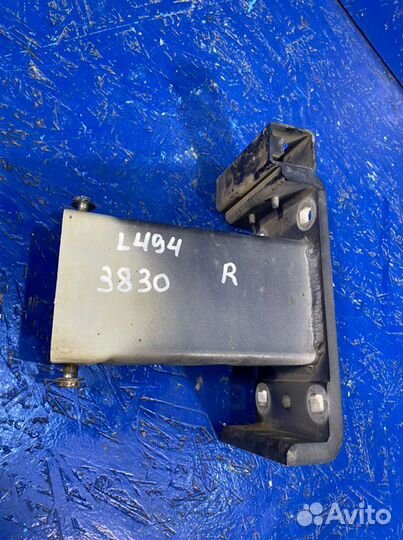 Кронштейн усилителя бампера передний правый Land