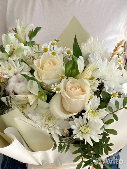 Композиция белая с ромашками