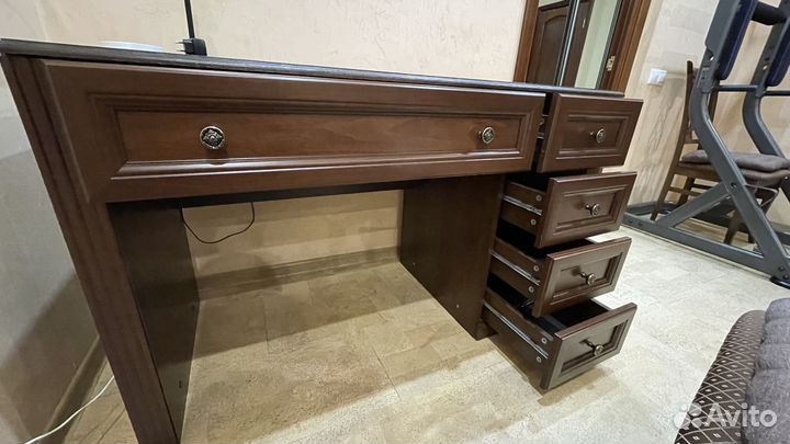Письменный стол