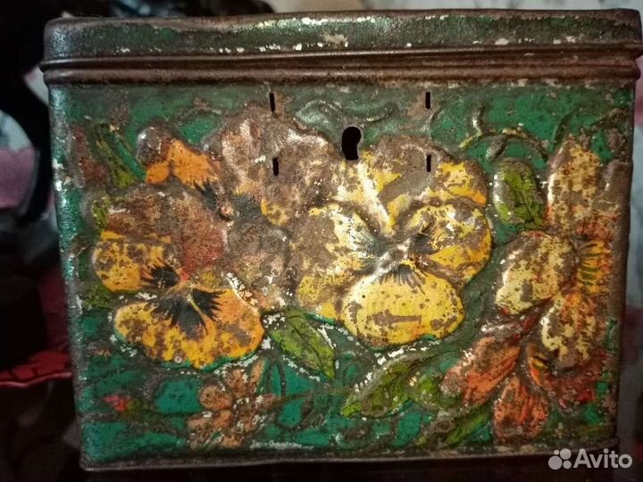 Старинная жестяная коробка