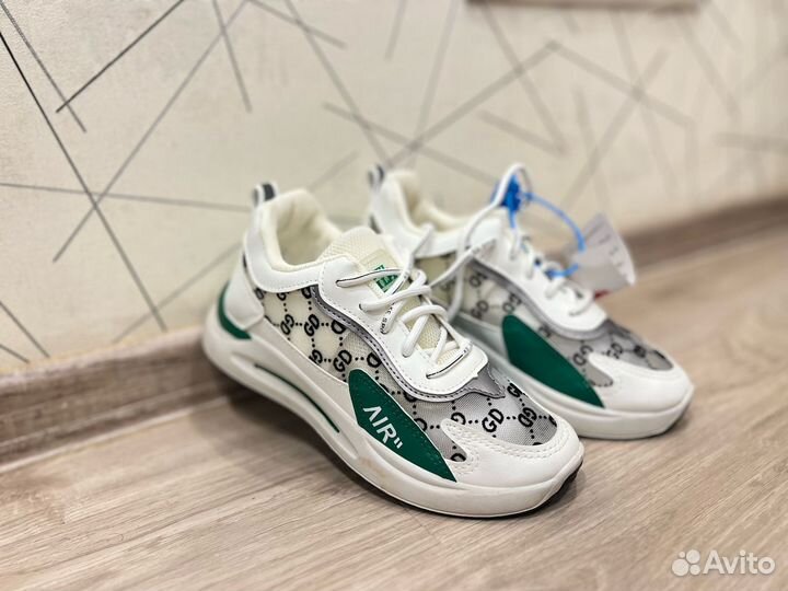 Кроссовки женские