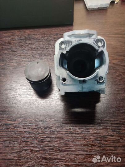 Цилиндр с поршнем