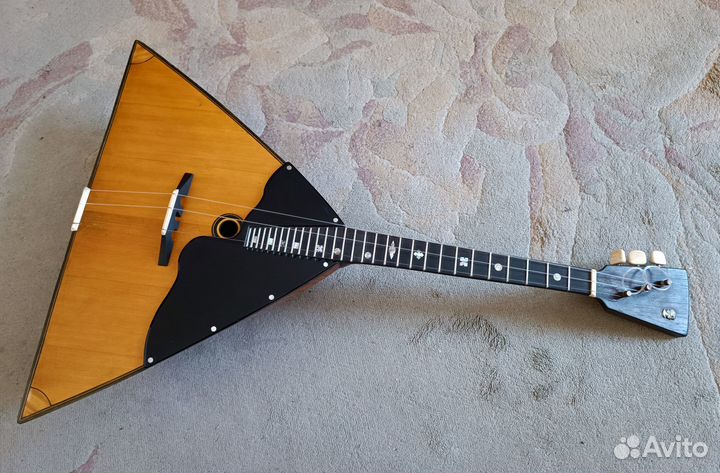 Балалайка №17 мастера Ключарёва В.В. 2006г