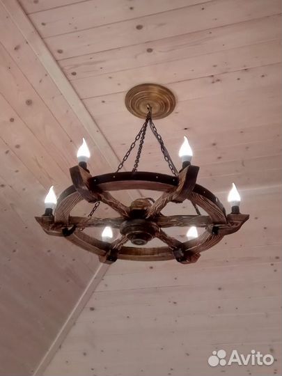 Колесо от телеги люстра