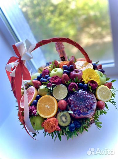 Корзина с фруктами и цветами