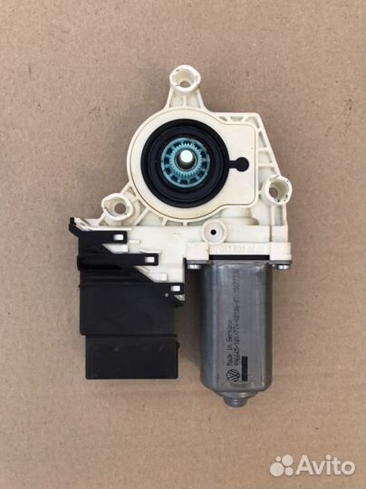 Моторчик стеклоподъемника задний Skoda Octavia A5