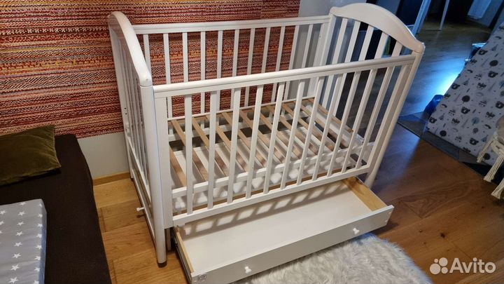 Детская кроватка с маятником и ящиком
