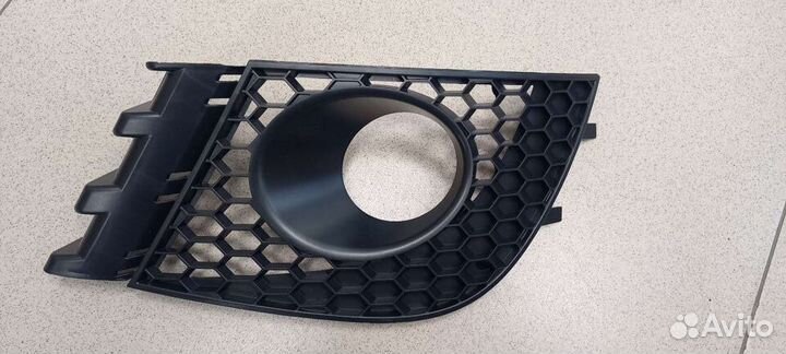 Решетка противотуманной фары правой seat
