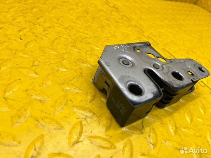 Замок капота Volkswagen Multivan 2011