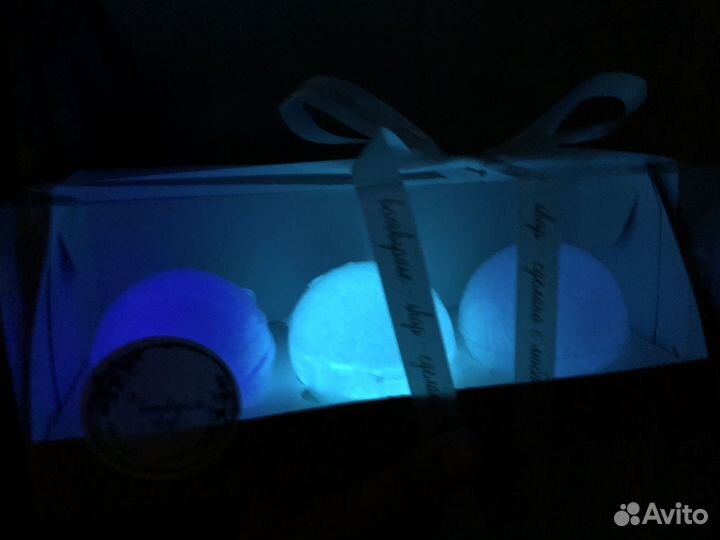 Бомбочка светится под водой