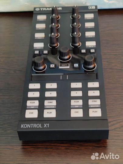 Dj контроллер. Traktor Kontrol X1 mk2