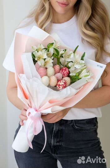 Сладкий букет с клубникой в шоколаде и цветами