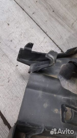 Кронштейн переднего бампера правый Mercedes C