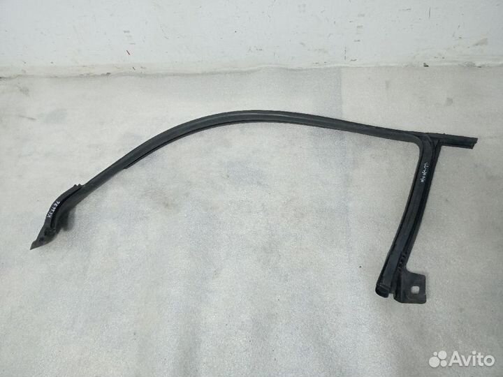 Уплотнитель стекла volkswagen passat CC Передний правый, верхний