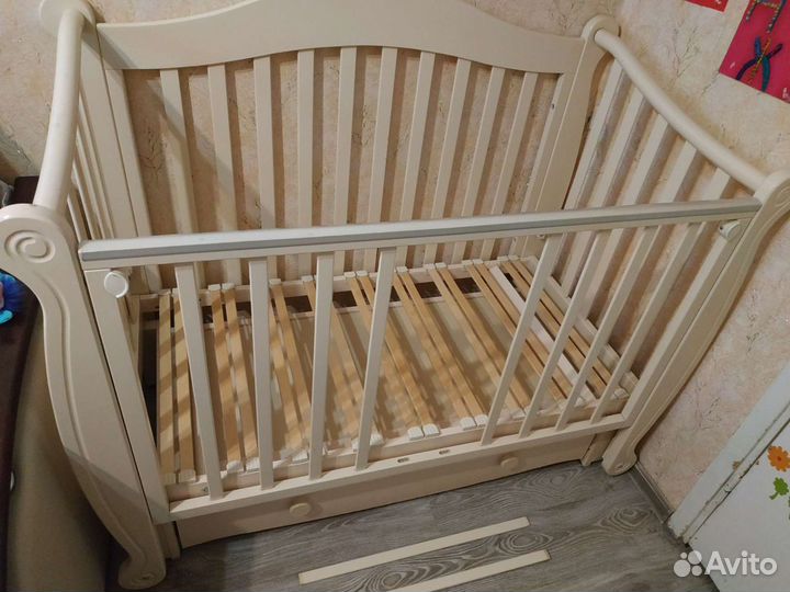 Детская кроватка с маятником 