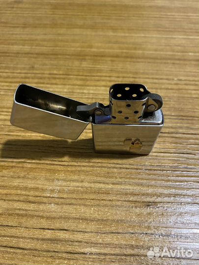 Зажигалка Zippo с накладным логотипом