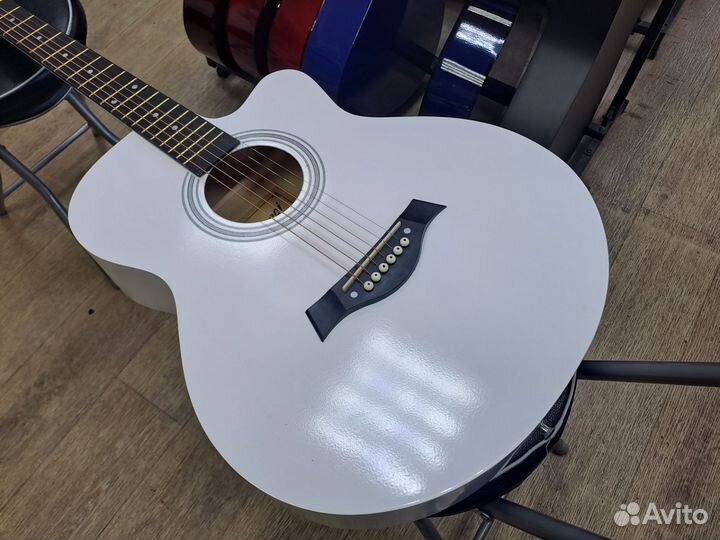 Гитара акустическая белая с металлическими струн
