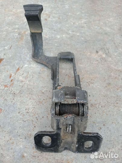 Крючок замка капота B4