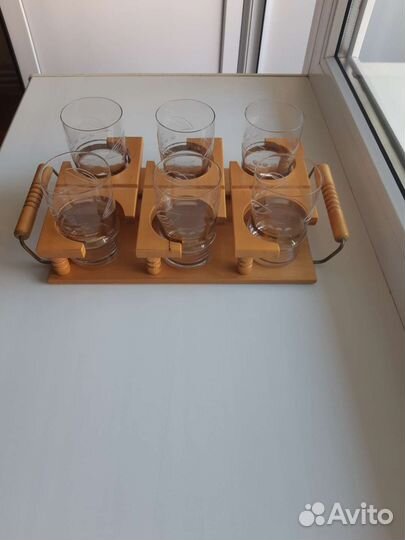 Стаканы на деревянном подносе
