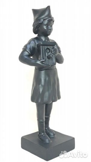 Статуэтка.Пионер. Девушка с скворечником.Касли