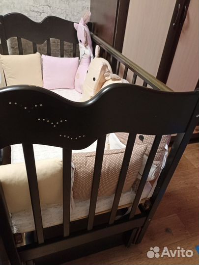 Детская кроватка с маятником и ящиком