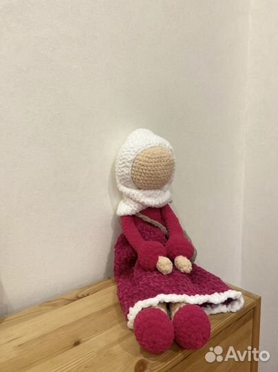 Большая вязанная кукла в хиджабе