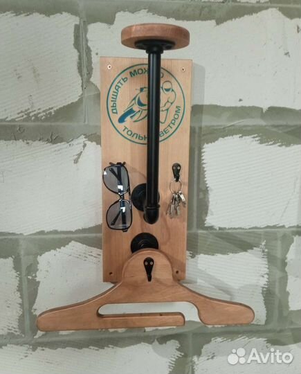 Вешалка для мотошлема настенная