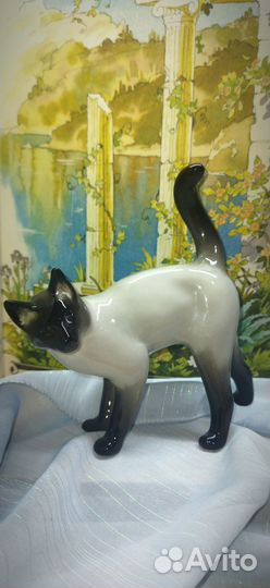 Фарфоровая статуэтка 