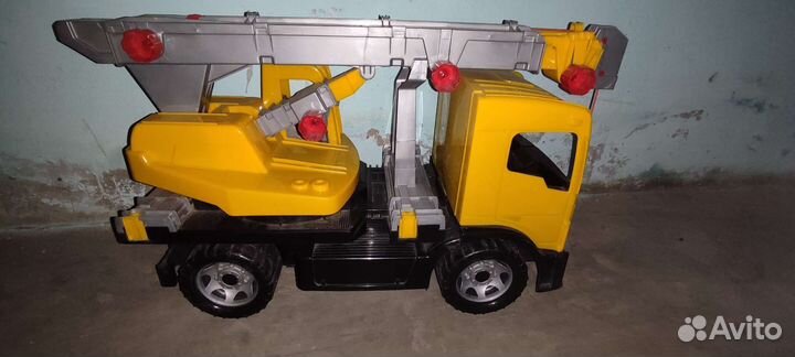 Подъемный кран игрушка