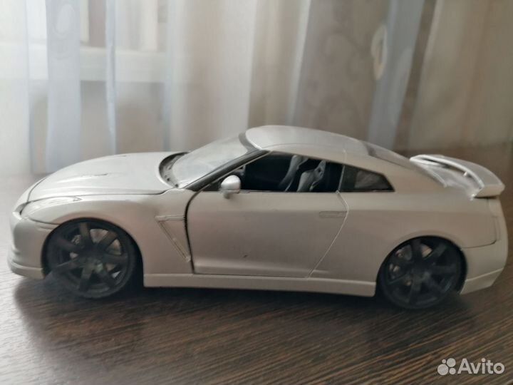 Машина nissan GT-R