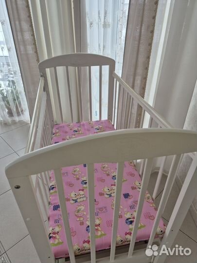 Детская кроватка с маятником и ящиком