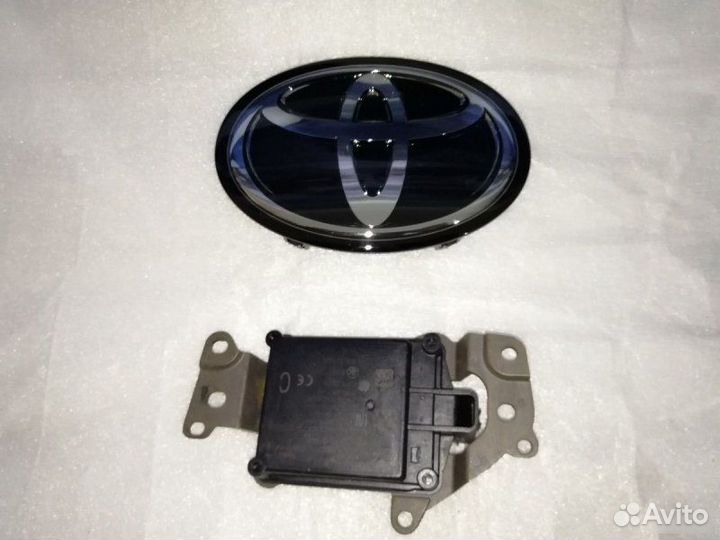 Эмблема с радаром Toyota Camry 70
