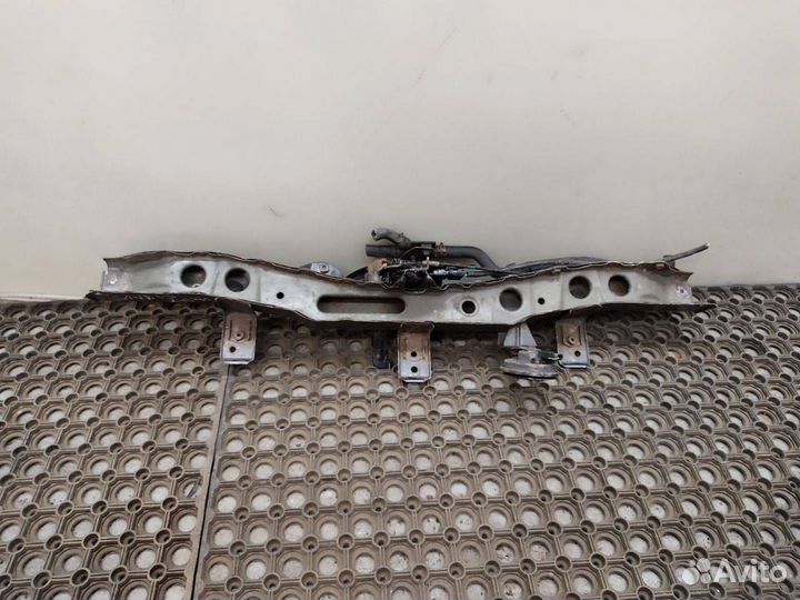 Верхняя планка замков капота Toyota Auris 2007