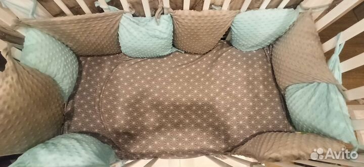 Детская кроватка с маятником белая