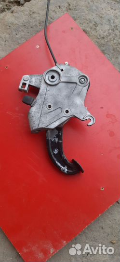 Педаль. Трос стояночного тормоза