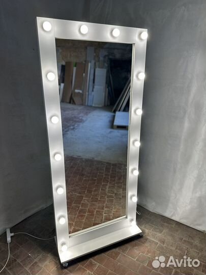 Гримерное зеркало с лампами