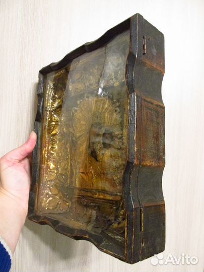 Икона Старинная. Божья матерь. Фигурный коиот