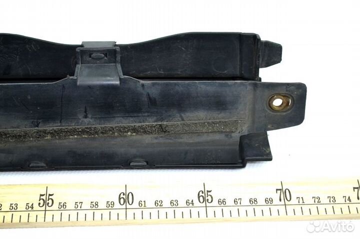 Пластиковая накладка под лобовым стеклом средняя ч