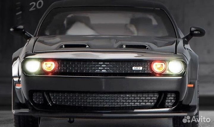 Машинка Dodge Challenger Hellicat SRT 1:32