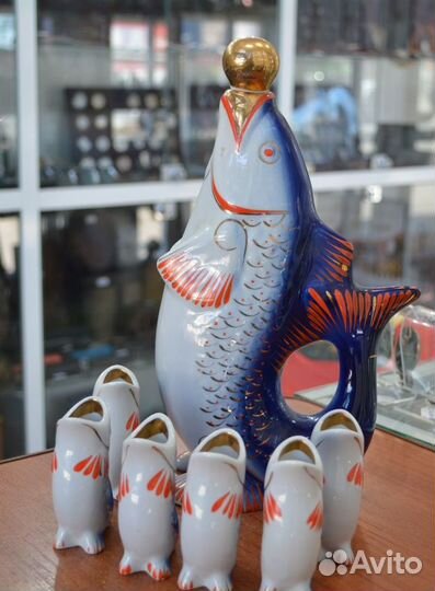 Фарфоровый сервиз- карп+6 рыбок (золотая пробка )