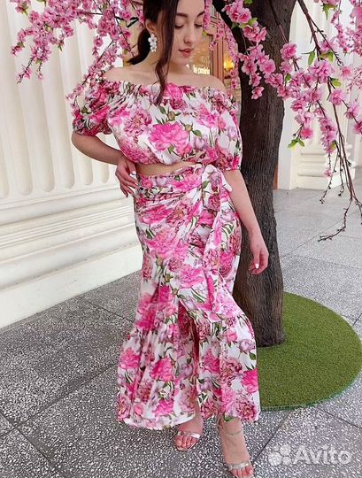 Блузка шелковая с открытыми плечами цветочная