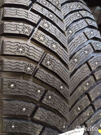 Michelin X-Ice North 4 215/50 R17